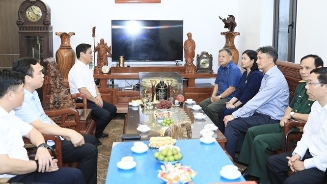 Phó Bí thư Thường trực Thành ủy Hà Nội thăm, tặng quà gia đình chính sách
