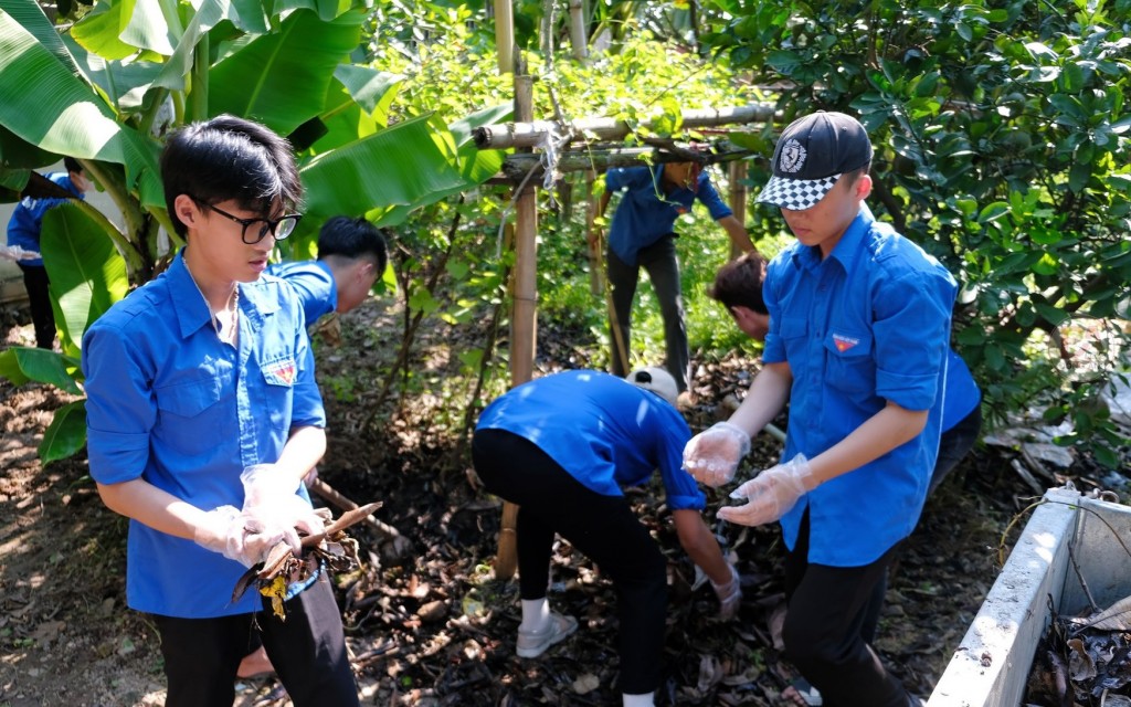 Đoàn viên, thanh niên huyện Đông Anh dọn dẹp vệ sinh môi trường ở thôn Lại Đà 