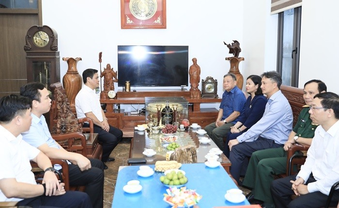 Phó Bí thư Thường trực Thành ủy Hà Nội thăm hỏi, tặng quà gia đình chính sách