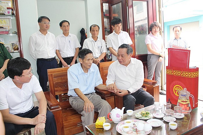 Phó Bí thư Thành ủy Nguyễn Văn Phong thăm, tặng quà người có công