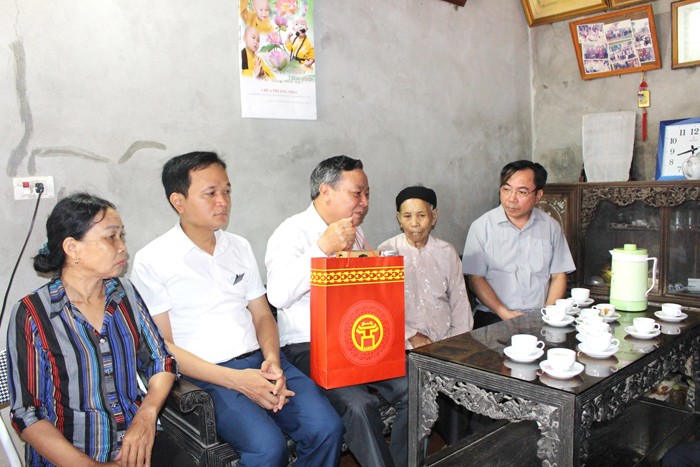 Phó Bí thư Thành ủy Nguyễn Văn Phong thăm, tặng quà người có công