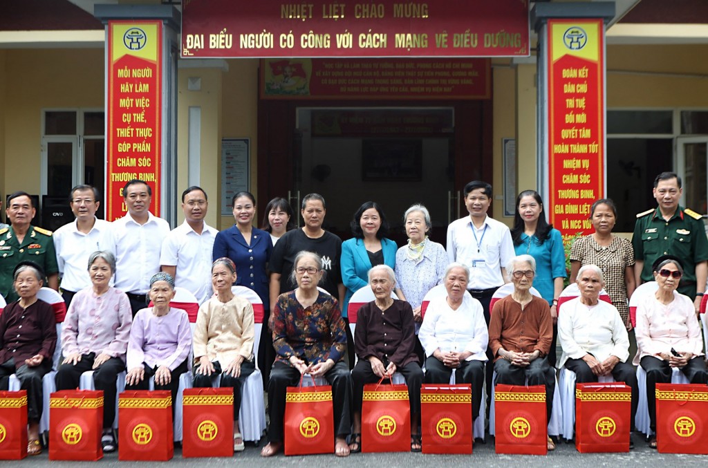 Bí thư Thành ủy Hà Nội Bùi Thị Minh Hoài thăm, tặng quà người có công