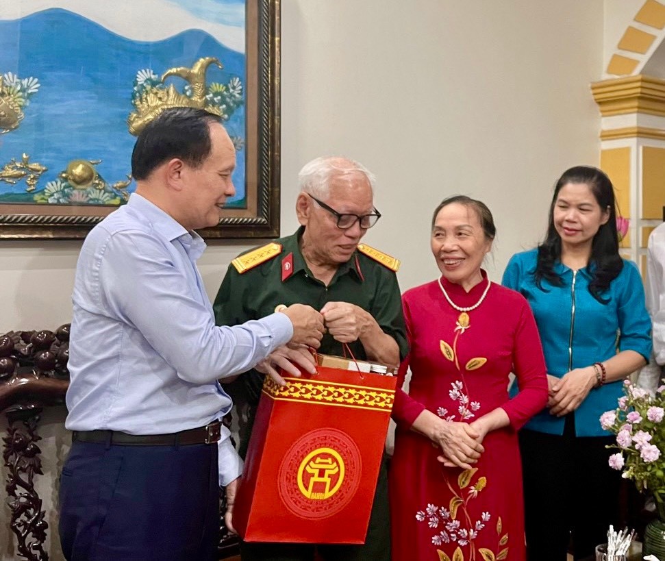 Chủ tịch HĐND thành phố Hà Nội thăm, tặng quà gia đình chính sách