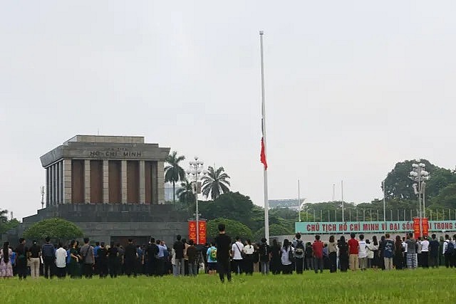 Lễ treo cờ rủ Quốc tang Tổng Bí thư Nguyễn Phú Trọng tại Quảng trường Ba Đình