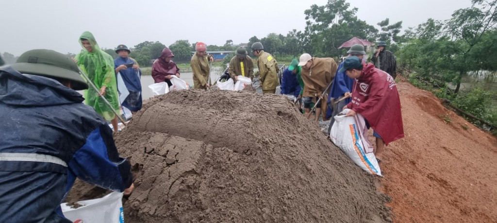 Hà Nội: Lực lượng Công an giúp dân khắc phục hậu quả mưa lũ