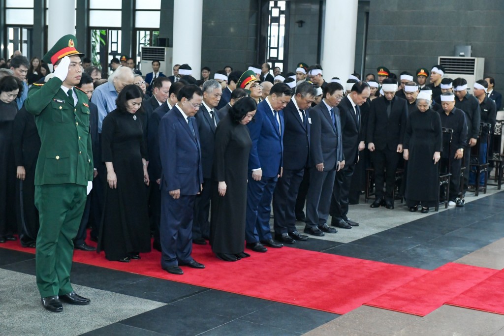 Đoàn đại biểu thành phố Hà Nội bày tỏ lòng thành kính Tổng Bí thư Nguyễn Phú Trọng.