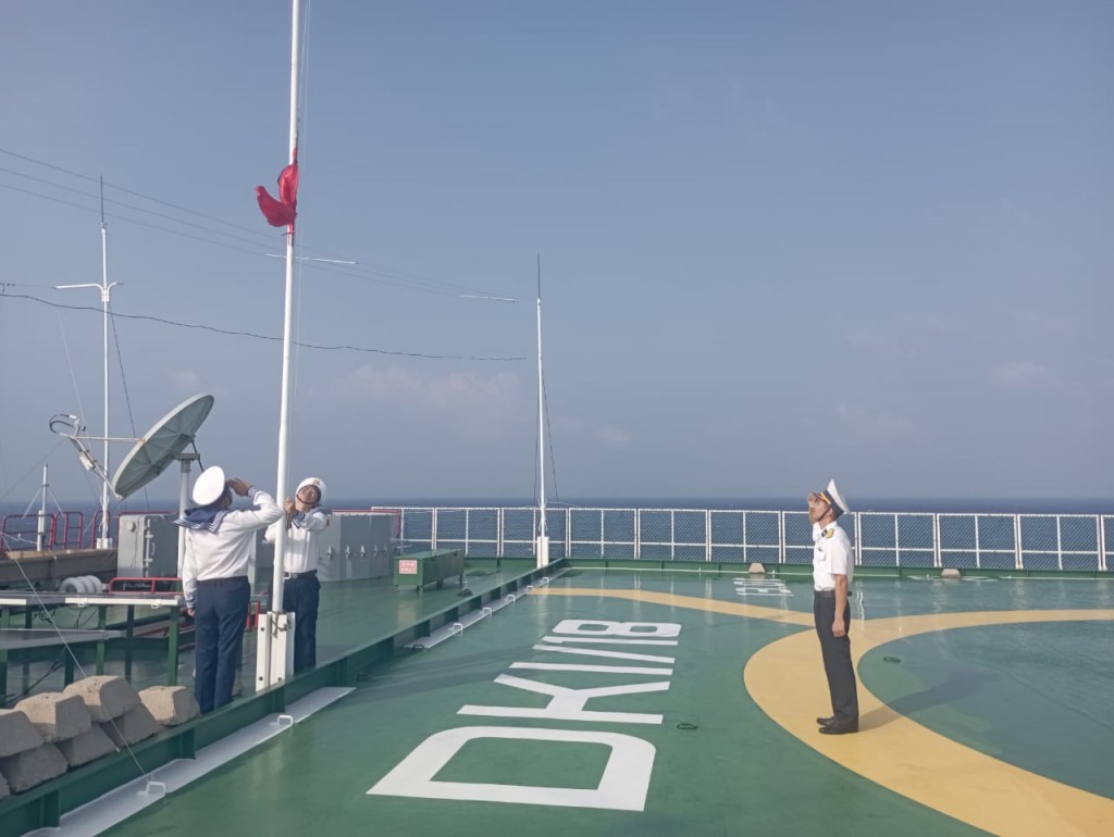 Thiêng liêng nghi lễ treo cờ rủ Quốc tang Tổng Bí thư Nguyễn Phú Trọng tại Trường Sa, Nhà giàn DK-I và tàu trực