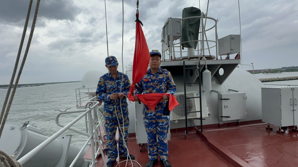 Thiêng liêng nghi lễ treo cờ rủ Quốc tang Tổng Bí thư Nguyễn Phú Trọng tại Trường Sa, Nhà giàn DK-I và tàu trực