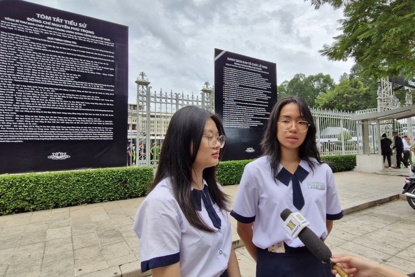 Người dân xếp hàng dài viếng Tổng Bí thư Nguyễn Phú Trọng tại Hội trường Thống Nhất, TP.HCM