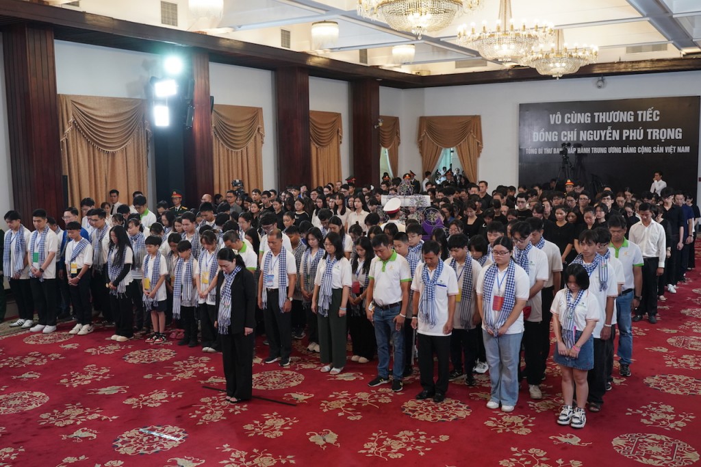 Người dân xếp hàng dài viếng Tổng Bí thư Nguyễn Phú Trọng tại Hội trường Thống Nhất, TP.HCM