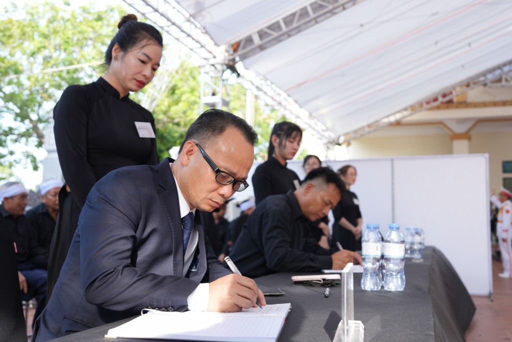 Người dân tiếp tục đến viếng Tổng Bí thư Nguyễn Phú Trọng với lòng tiếc thương vô hạn