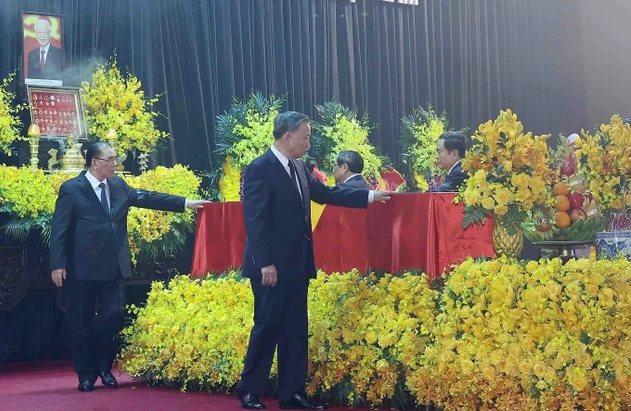 Chủ tịch nước Tô Lâm và các đại biểu đi quanh linh cữu lần cuối, tiễn biệt Tổng Bí thư Nguyễn Phú Trọng.