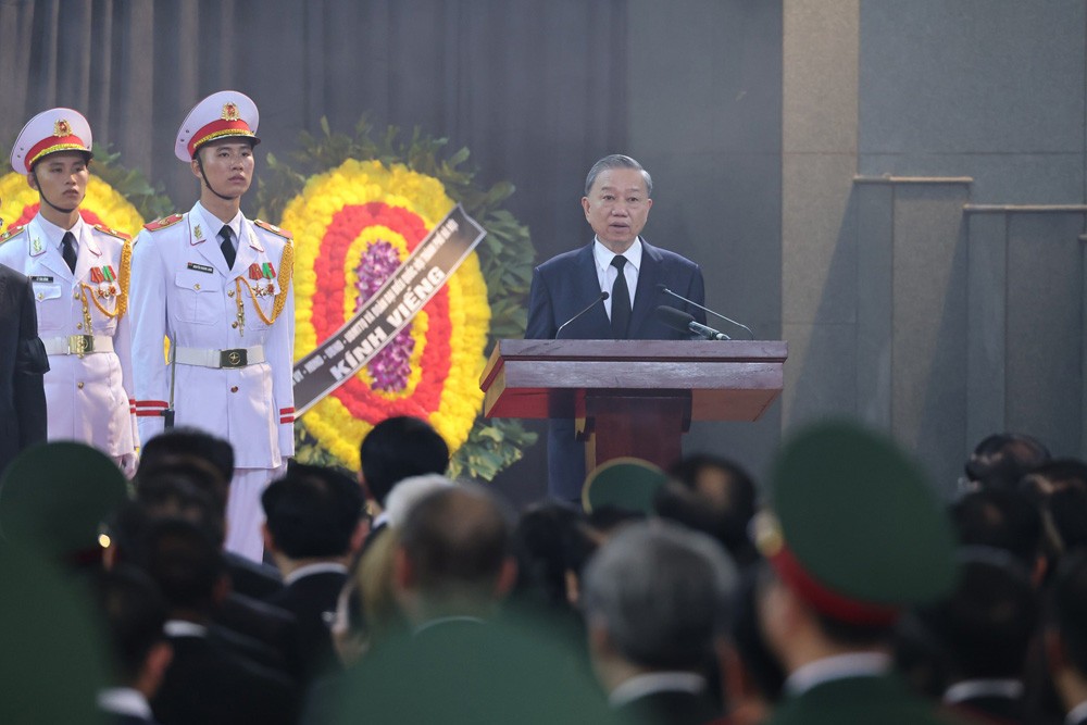 Đồng chí Tô Lâm, Ủy viên Bộ Chính trị, Chủ tịch nước, Trưởng Ban Lễ tang đọc Lời điếu.