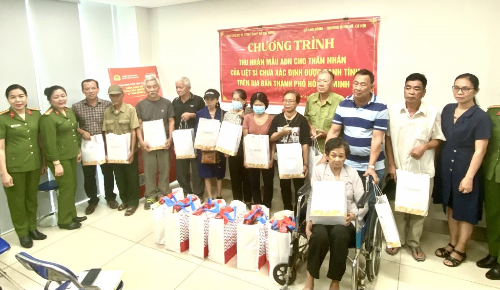 Thu nhận ADN cho 30 thân nhân liệt sĩ tại Thành phố Hồ Chí Minh
