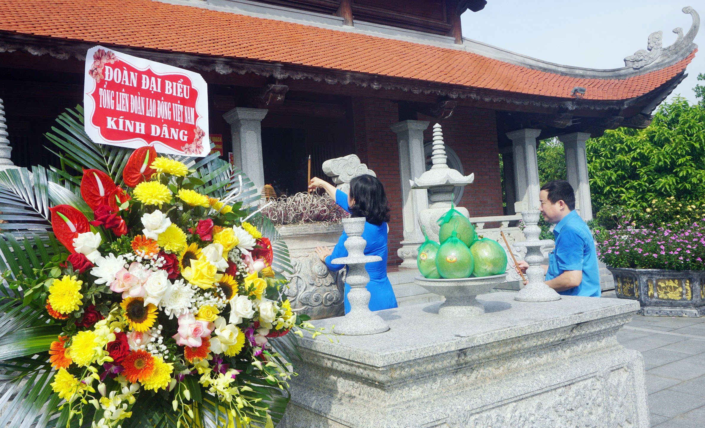 Đoàn cán bộ Công đoàn tiêu biểu dâng hương tưởng niệm đồng chí Nguyễn Đức Cảnh và các Anh hùng liệt sĩ