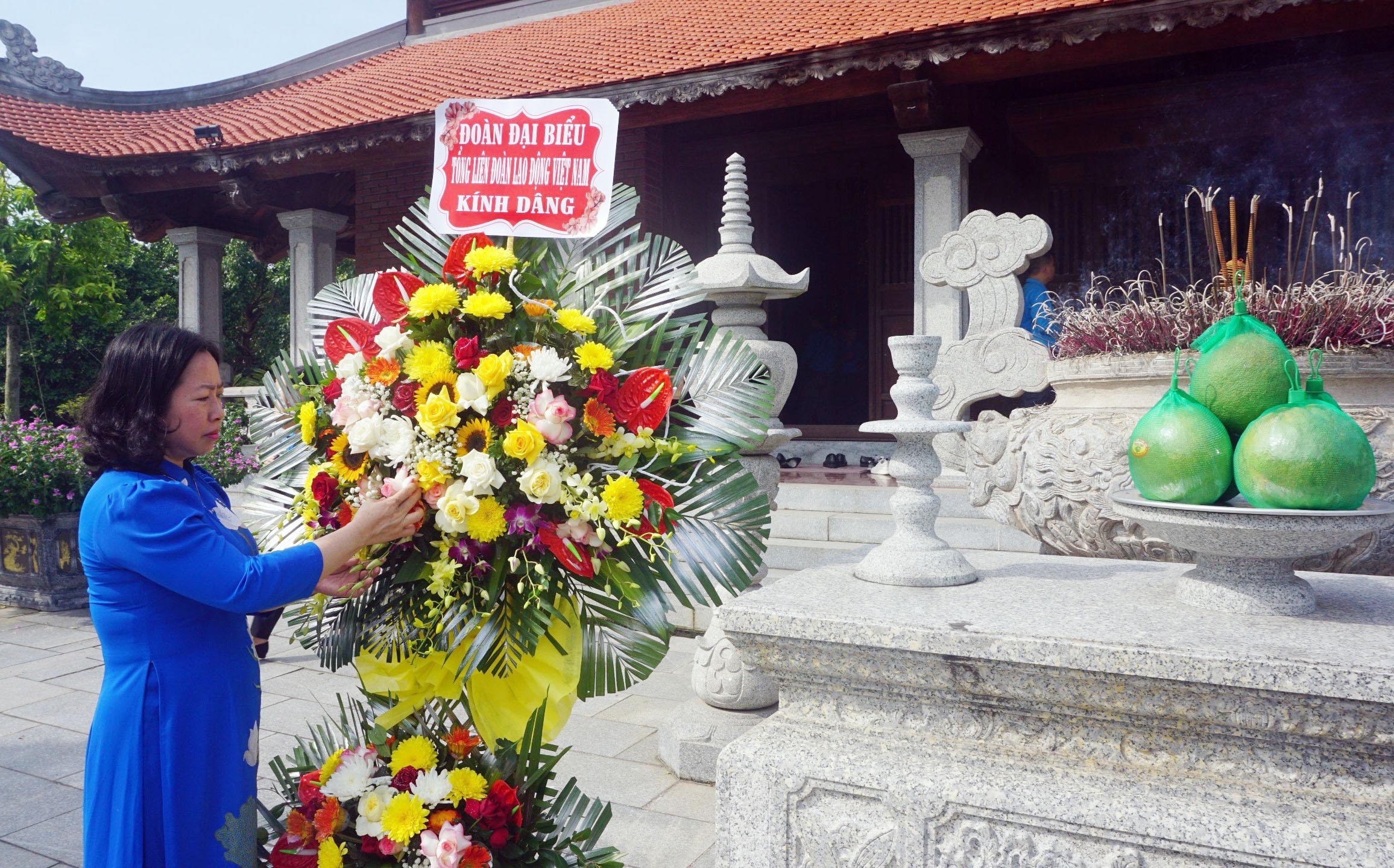 Đoàn cán bộ Công đoàn tiêu biểu dâng hương tưởng niệm đồng chí Nguyễn Đức Cảnh và các Anh hùng liệt sĩ