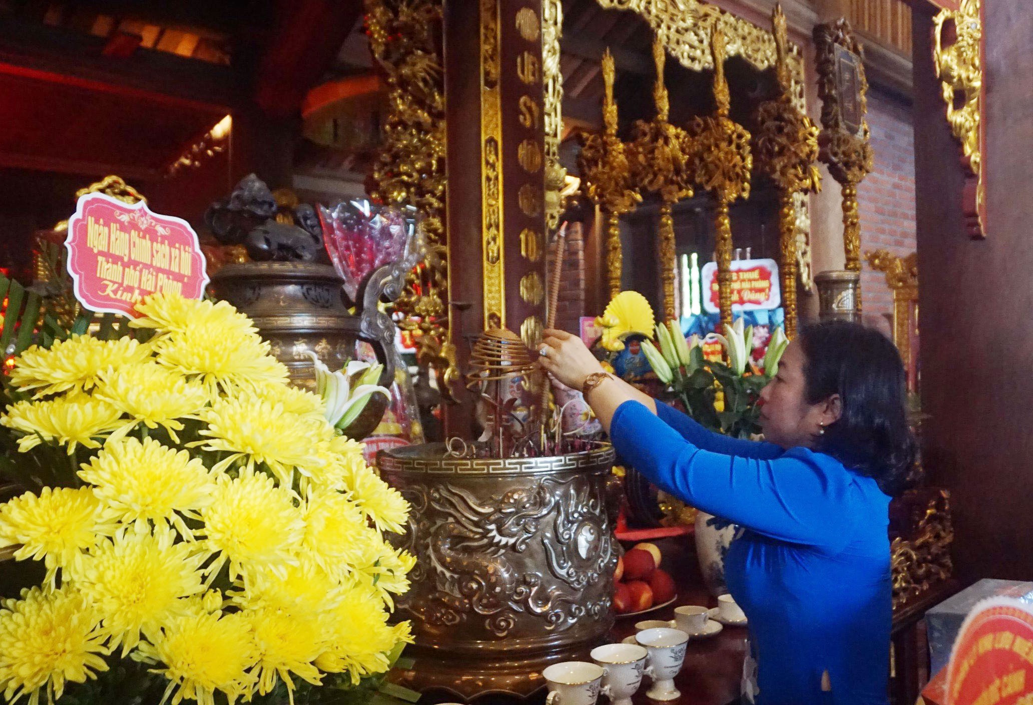 Đoàn cán bộ Công đoàn tiêu biểu dâng hương tưởng niệm đồng chí Nguyễn Đức Cảnh và các Anh hùng liệt sĩ