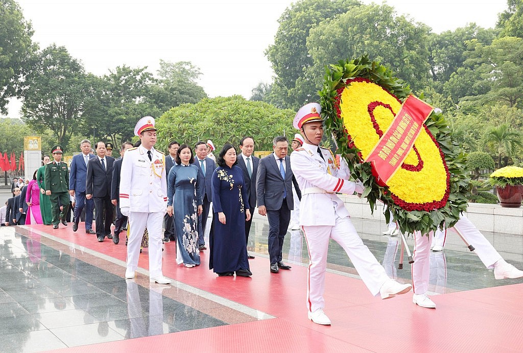Lãnh đạo thành phố Hà Nội dâng hương tưởng niệm các Anh hùng liệt sĩ