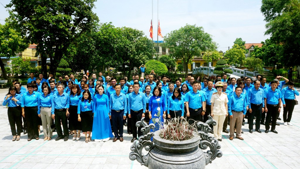 Lãnh đạo Tổng LĐLĐ Việt Nam và cán bộ Công đoàn tiêu biểu dâng hương tưởng niệm đồng chí Nguyễn Văn Linh