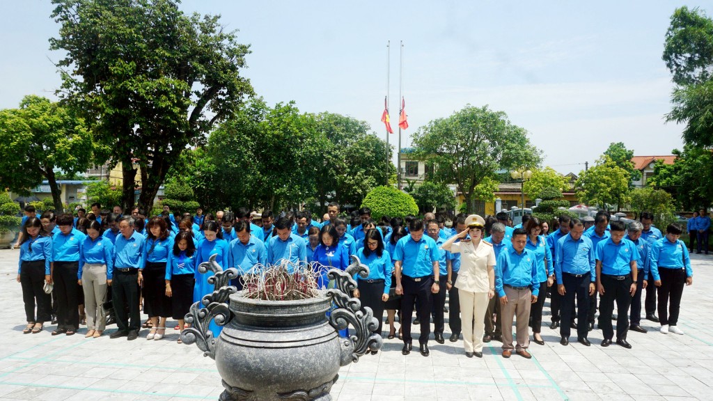Lãnh đạo Tổng LĐLĐ Việt Nam và cán bộ Công đoàn tiêu biểu dâng hương tưởng niệm đồng chí Nguyễn Văn Linh