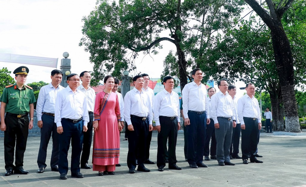Lãnh đạo tỉnh Nghệ An dâng hoa, dâng hương tưởng niệm Chủ tịch Hồ Chí Minh và các liệt sĩ