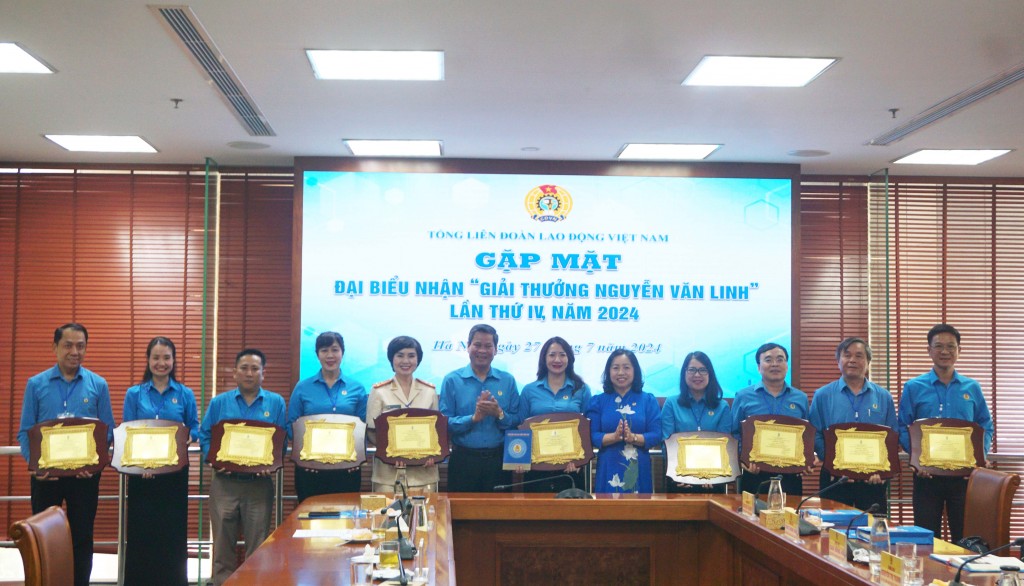 10 thủ lĩnh Công đoàn được trao tặng Giải thưởng Nguyễn Văn Linh năm 2024 chia sẻ kinh nghiệm hoạt động