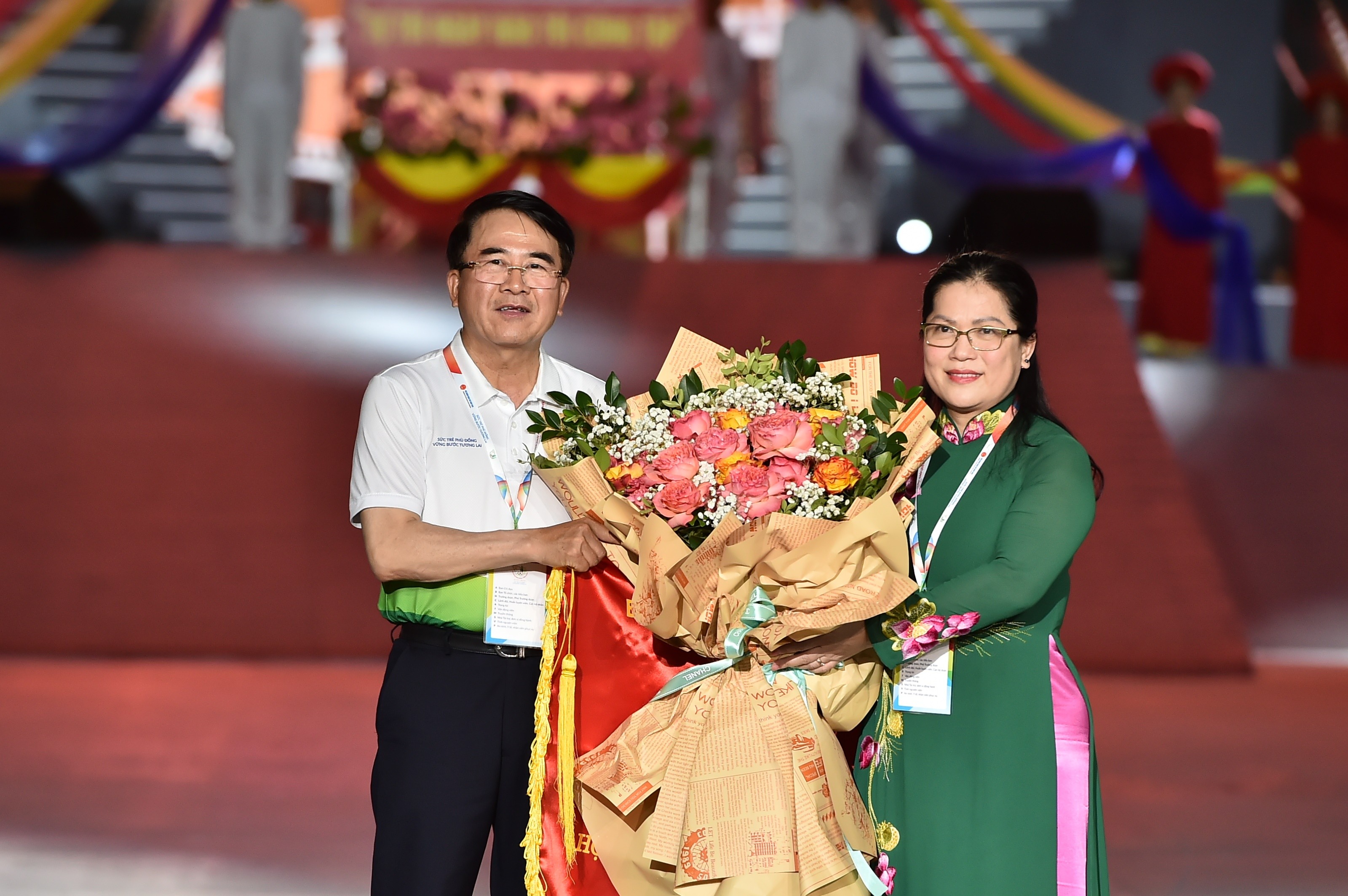 Thứ trưởng Nguyễn Thị Kim Chi trao cờ lưu niệm và hoa cho địa phương đăng cai Hội khỏe Phù Đổng toàn quốc.