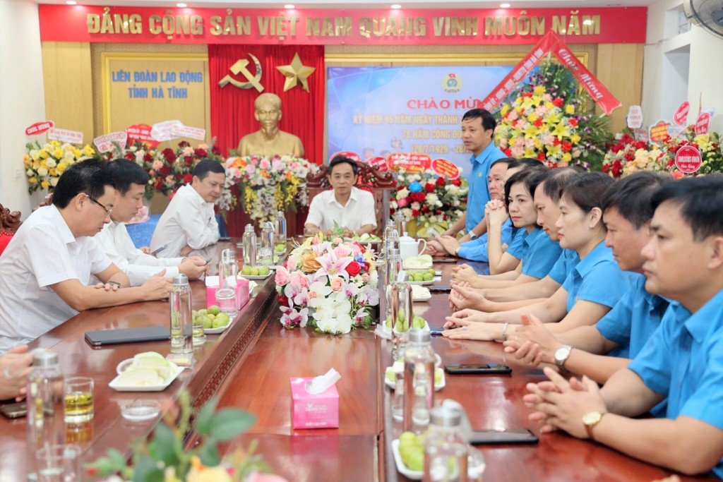 Lãnh đạo tỉnh Hà Tĩnh chúc mừng kỷ niệm 95 năm thành lập Công đoàn Việt Nam