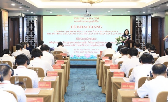 Phó Bí thư Thường trực Thành ủy Hà Nội Nguyễn Thị Tuyến phát biểu khai giảng lớp học