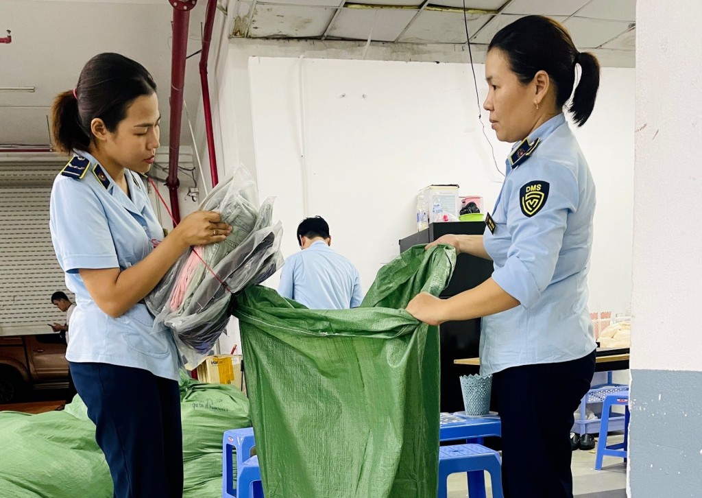 Tạm giữ trên 3.200 áo, quần may sẵn có dấu hiệu nhập lậu tại Đà Nẵng