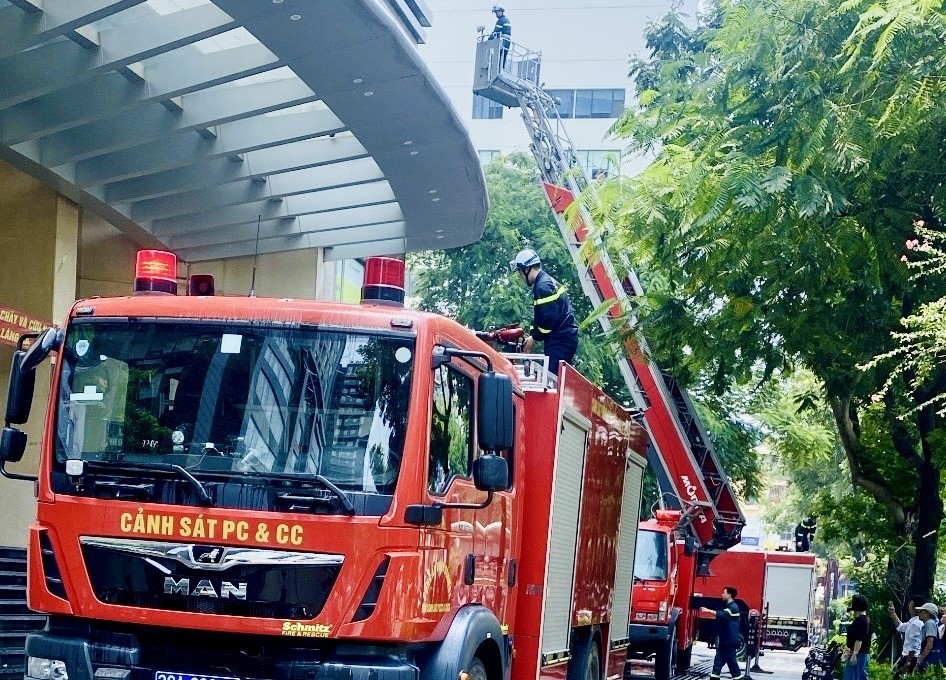 Công an huyện Thanh Trì thực tập phương án chữa cháy tại Trung tâm thương mại Thanh Trì