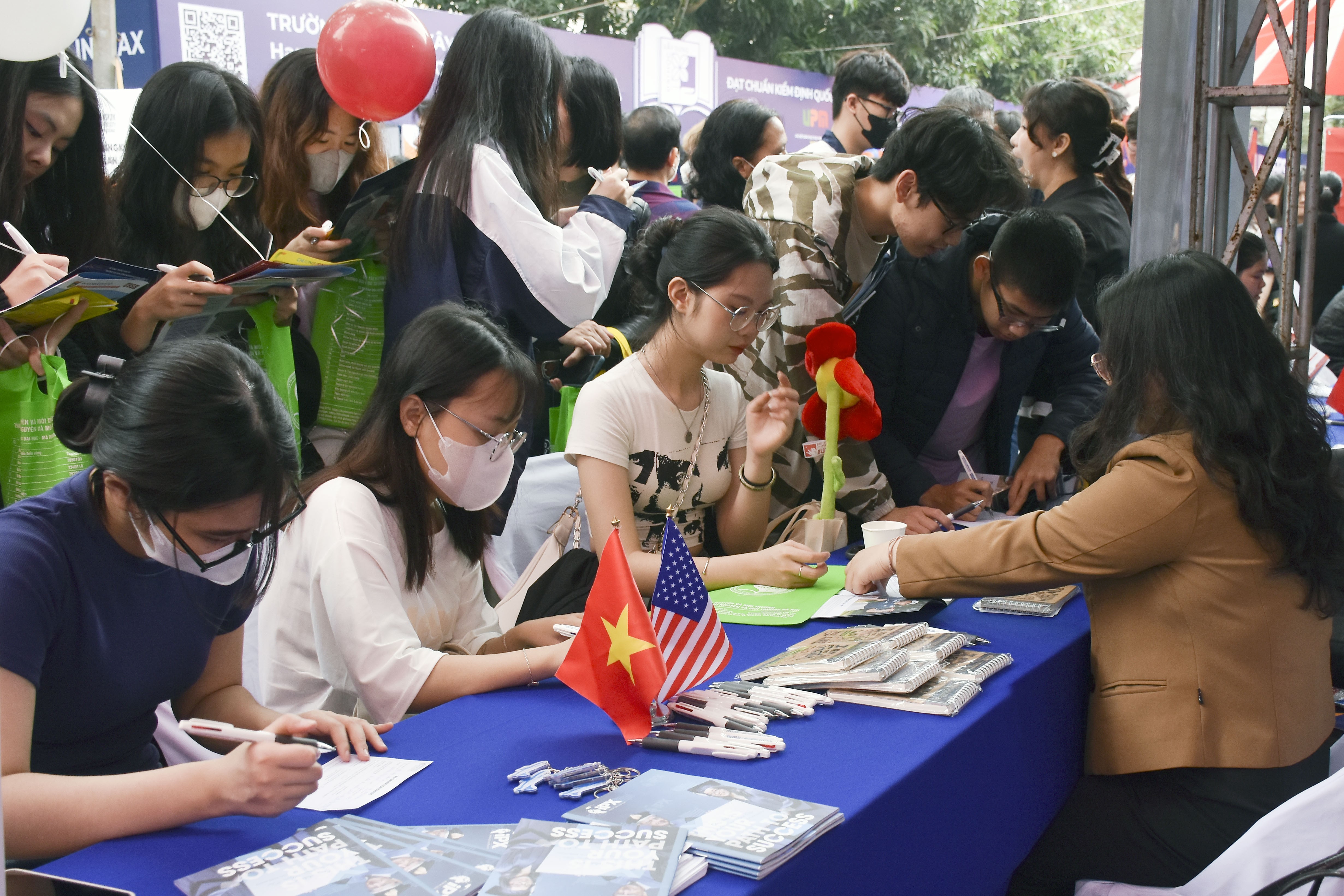 Thí sinh nghe tư vấn xét tuyển đại học năm 2024 tại Đại học Bách khoa Hà Nội.