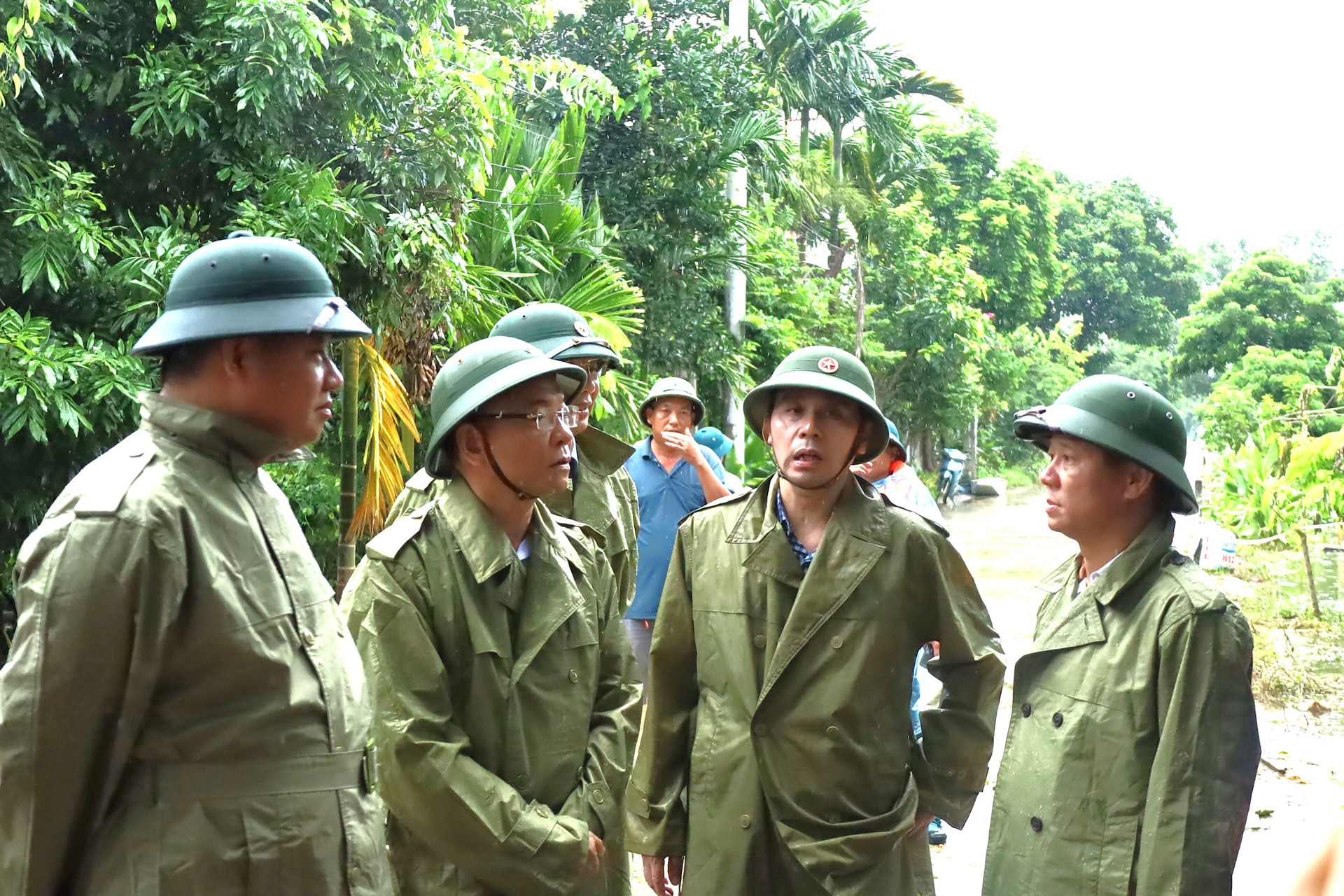 Phó Thủ tướng Chính phủ Lê Thành Long: Phải bảo đảm an toàn đời sống người dân vùng úng ngập Hà Nội