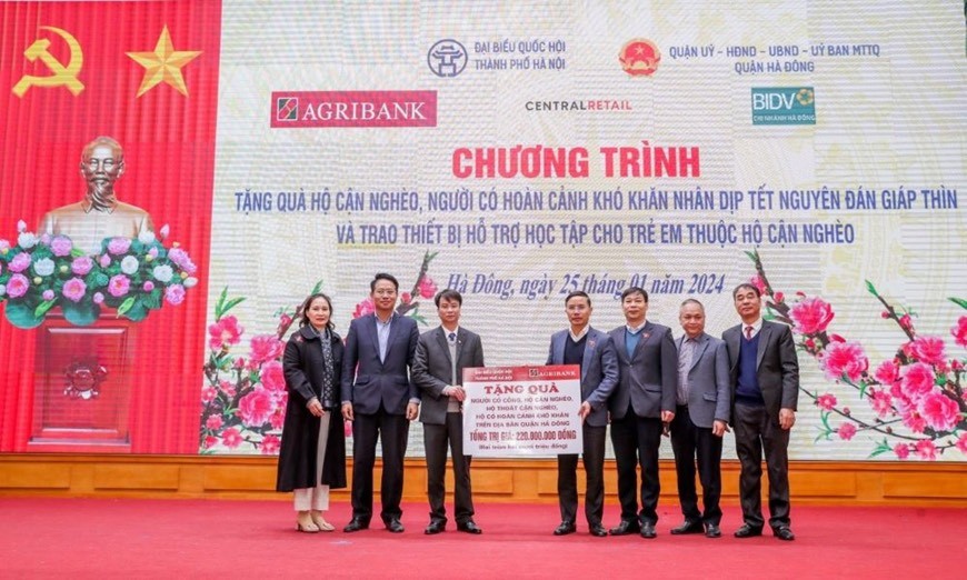 Đ/c Phạm Đức Ấn - Bí thư Đảng ủy, Chủ tịch HĐTV Agribank trao tặng quà của Agribank hỗ trợ hộ cận nghèo, đối tượng chính sách quận Hà Đông (Hà Nội) nhân dịp Tết Nguyên đán Giáp Thìn