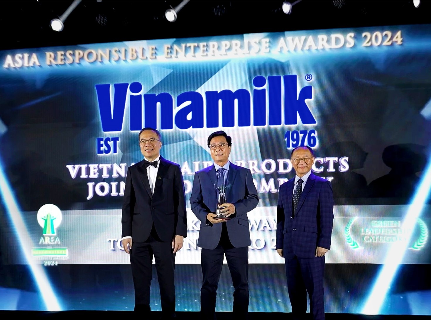 Đại diện Vinamilk nhận giải thưởng tại hạng mục “Green Leadership” - Doanh nghiệp Trách nhiệm Châu Á (AREA) 2024.