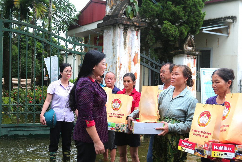 Chủ tịch Mặt trận thành phố Hà Nội thăm, tặng quà người dân vùng 