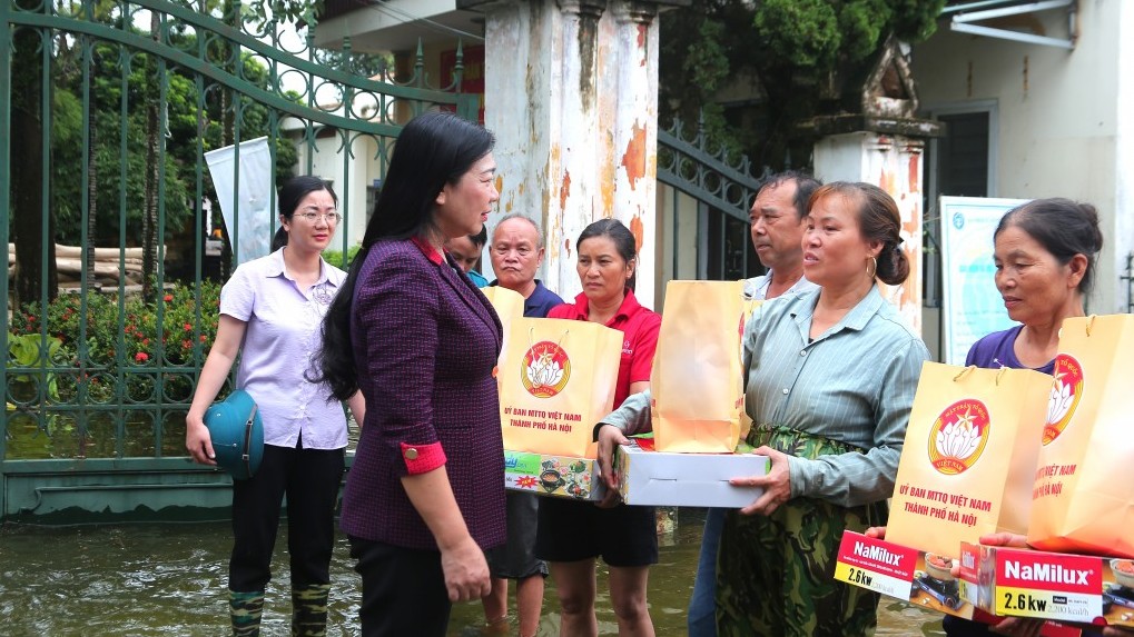 Chủ tịch Mặt trận thành phố Hà Nội thăm, tặng quà người dân vùng "rốn lũ" Chương Mỹ