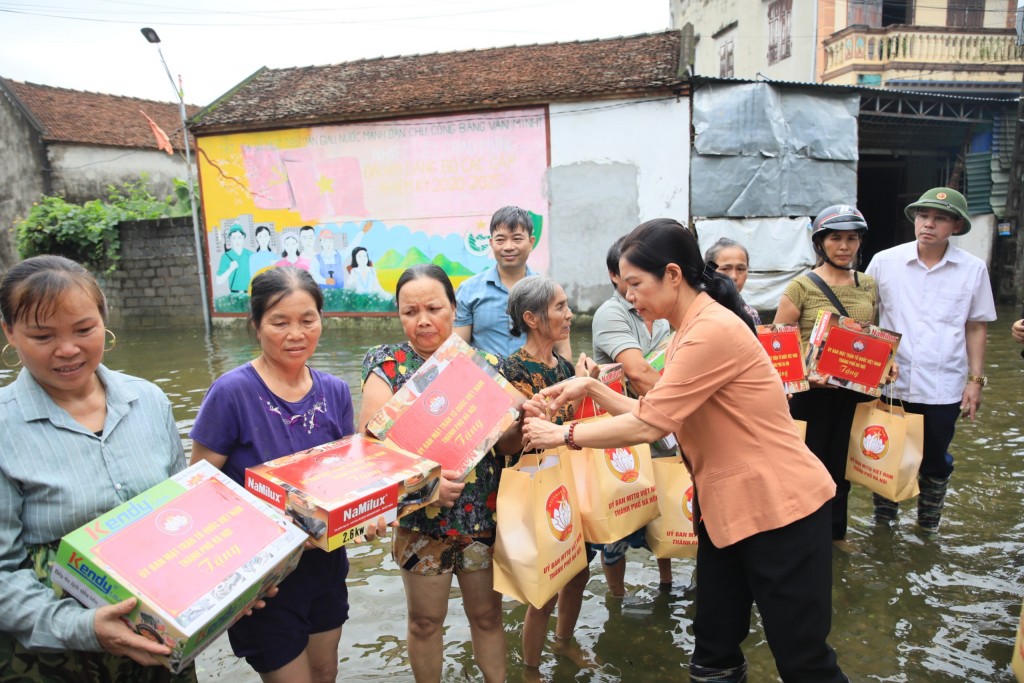 Hà Nội khẩn trương khắc phục khó khăn cho người dân vùng ngập lụt