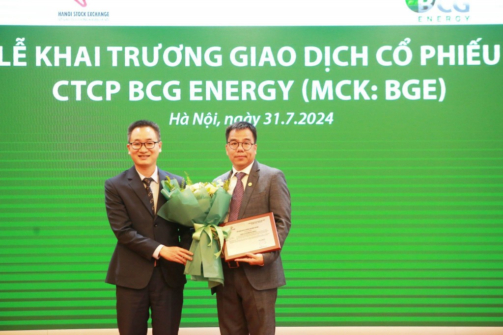 Ông Phạm Minh Tuấn – Tổng Giám đốc BCG Energy nhận Giấy chứng nhận đăng ký giao dịch cổ phiếu BGE tại Sở Giao dịch Chứng khoán Hà Nội (HNX)