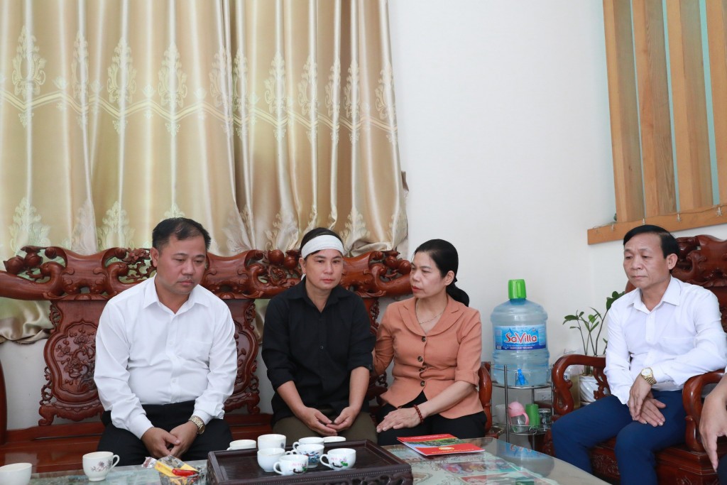 Lãnh đạo Mặt trận thành phố Hà Nội chia sẻ với các gia đình bị thiệt hại do mưa lũ tại Quốc Oai