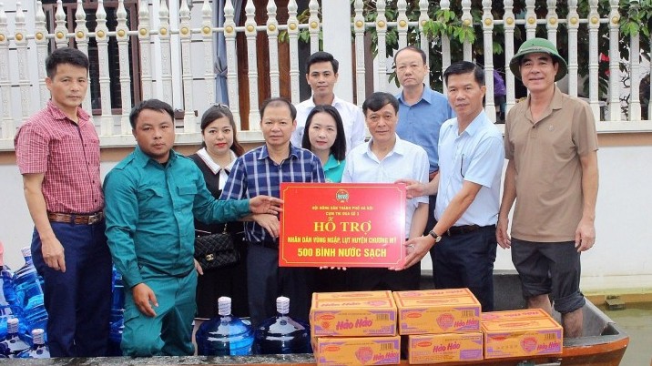 Hội Nông dân thành phố Hà Nội tặng quà hỗ trợ người dân vùng lũ huyện Chương Mỹ