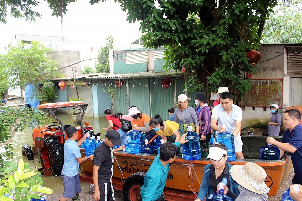 Hội Nông dân thành phố Hà Nội tặng quà hỗ trợ người dân vùng lũ huyện Chương Mỹ