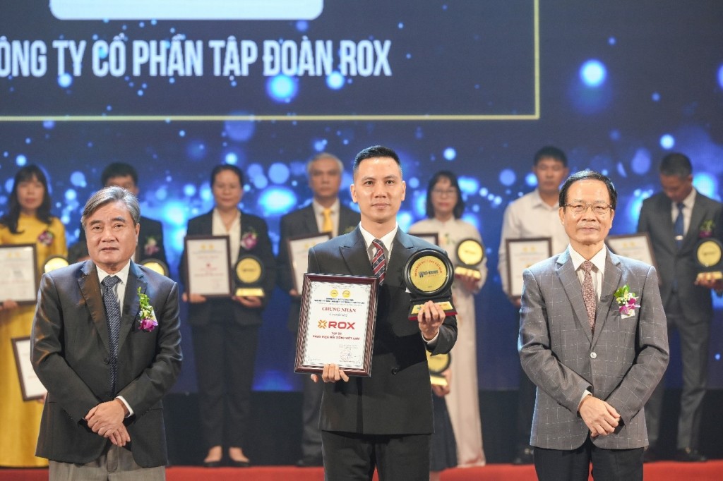 Đại diện ROX Group nhận giải thưởng “Top 20 Nhãn hiệu nổi tiếng Việt Nam năm 2024”.