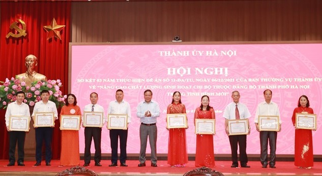 Phó Bí thư Thành ủy Hà Nội Nguyễn Văn Phong trao khen thưởng các tập thể có thành tích xuất sắc