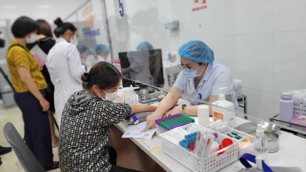 Hơn 2.000 bác sĩ, nhân viên y tế Bệnh viện Bạch Mai tham gia khám chữa bệnh ngoài giờ