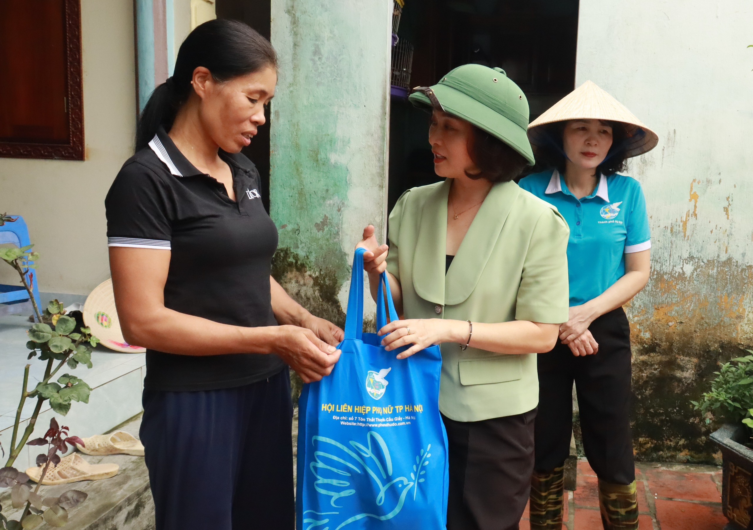 Hội Liên hiệp Phụ nữ Hà Nội chia sẻ khó khăn với người dân vùng lũ Chương Mỹ