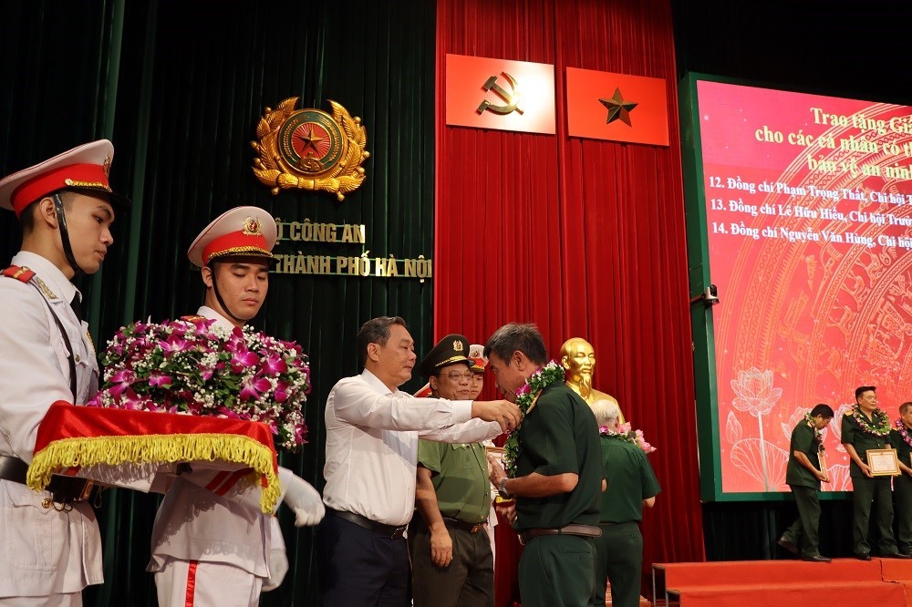 Biểu dương điển hình tiên tiến trong phong trào toàn dân bảo vệ an ninh Tổ quốc