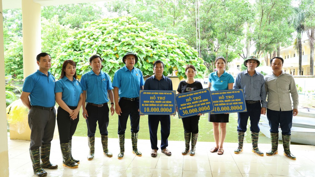 Lãnh đạo LĐLĐ thành phố Hà Nội trao hỗ trợ cho người lao động huyện Chương Mỹ bị ảnh hưởng bởi lũ lụt