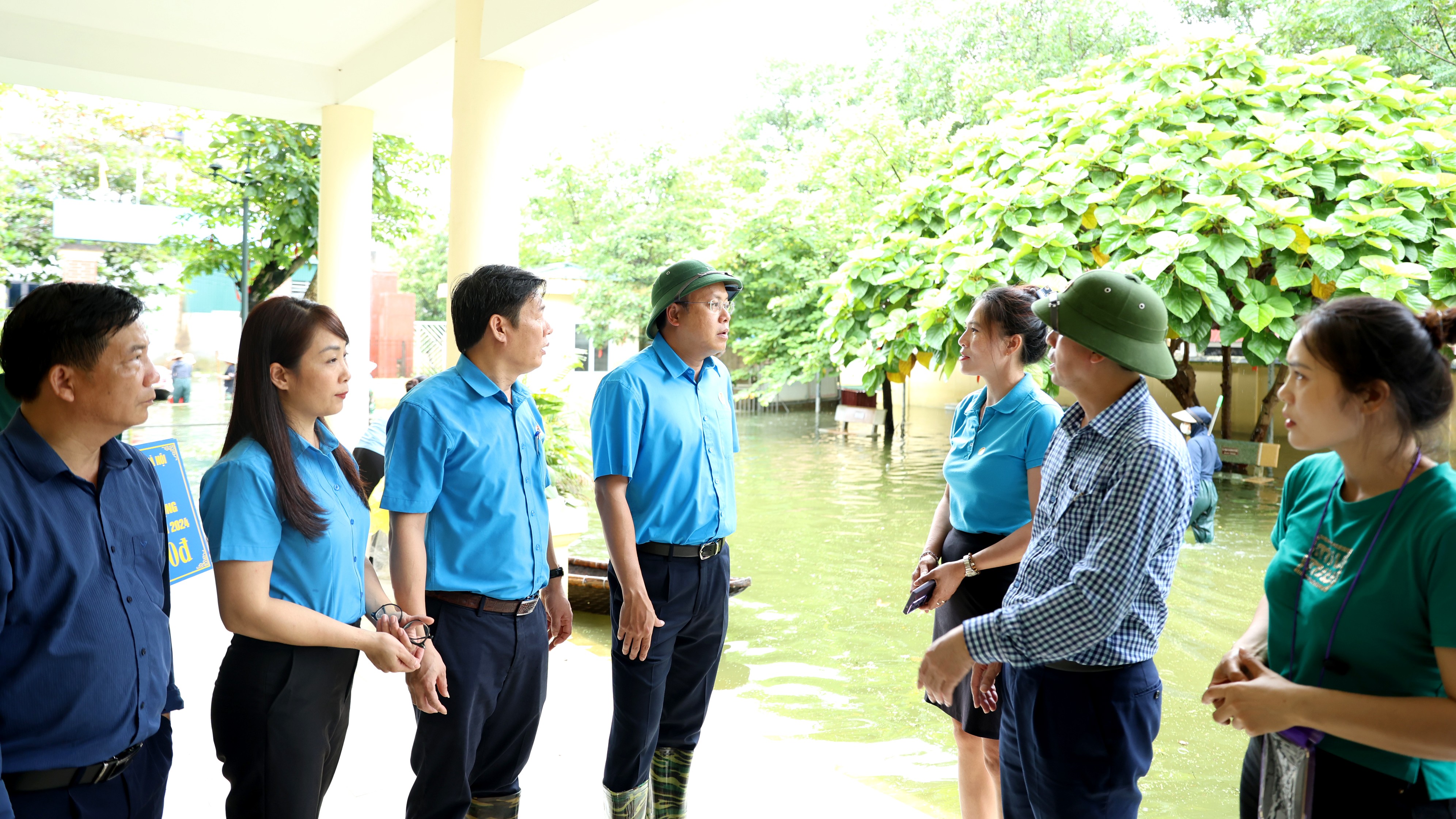 Lãnh đạo LĐLĐ thành phố Hà Nội trao hỗ trợ cho người lao động huyện Chương Mỹ bị ảnh hưởng bởi lũ lụt