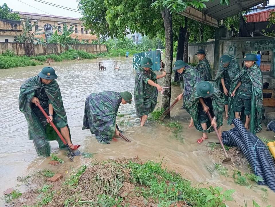 138,3ha diện tích hoa màu tại huyện Thạch Thất bị ngập trắng